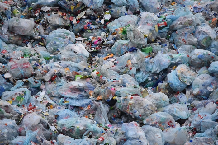 PEMANFAATAN LIMBAH PLASTIK