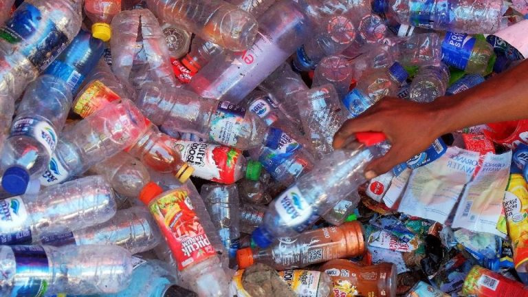 Bisnis Rongsokan Botol Plastik