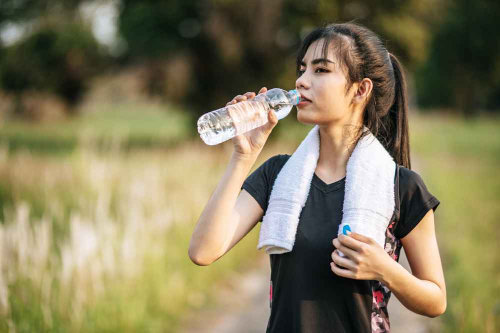 minum minuman botol