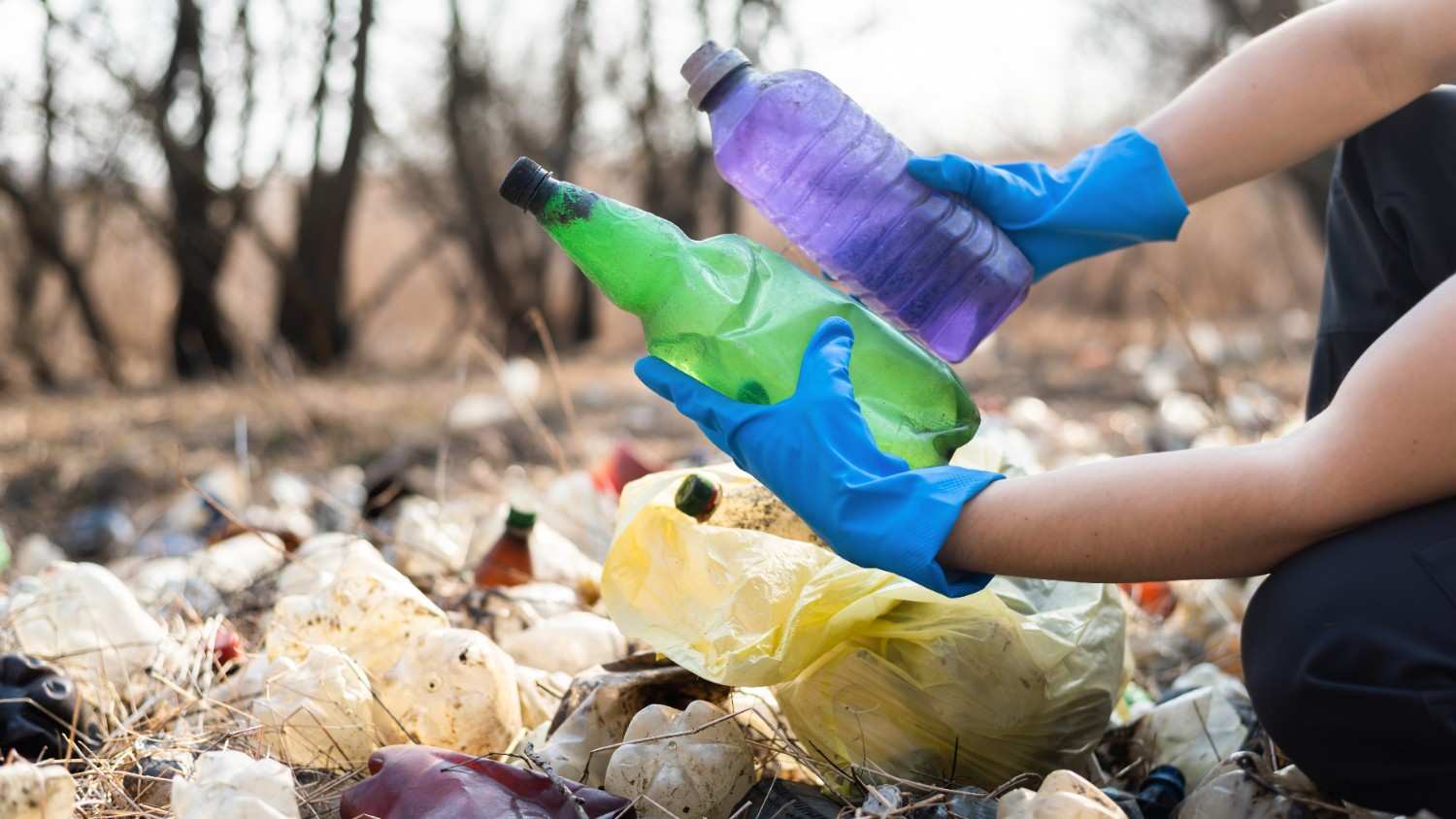cara mengolah limbah plastik melalui proses pemilahan sampah
